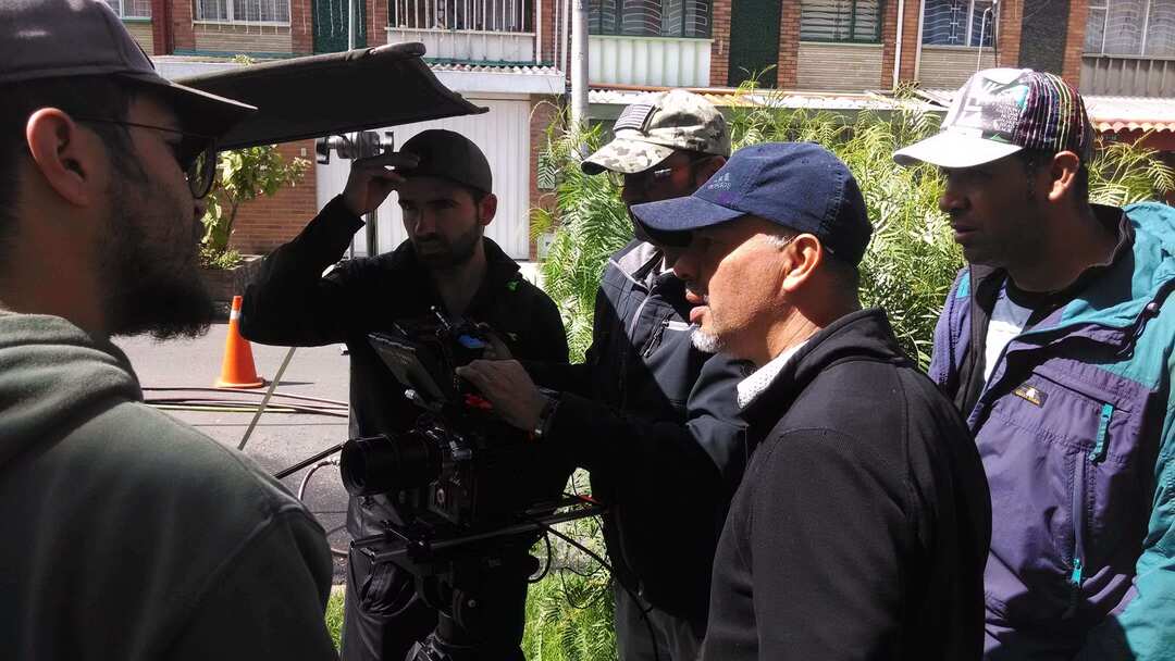 Equipo de trabajo charlando pelicula lluvia
