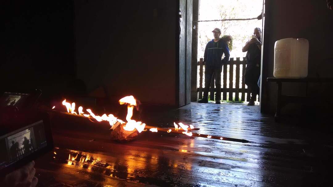 Detras de camaras toma cruz en fuego