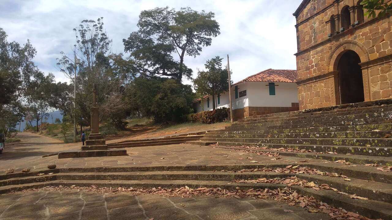 Foto afueras de la iglesia