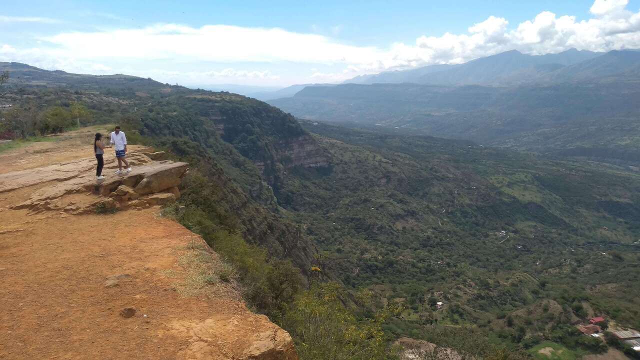 Grupo de actoraje en las montañas de la ciudad