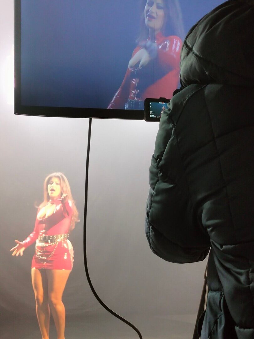 Detras de camaras artista del video clip cantando